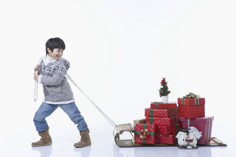东方人,儿童,一个人,拉,横图,室内,白天,白色背景,侧面,纯洁,礼盒,礼物,圣诞节,亚洲,仅一个男性,仅一个人,握,服装,节日,庆祝,纸盒,拿,拿着,扭头,注视,休闲装,黄种人,文化,车,盒子,小孩,衣服,包装盒,礼品盒,交通工具,观察,看,转头,仅一个小孩,庆典,休闲,休闲服,可爱,童年,童趣,握着,摄影,服饰,礼品,影棚,观看,纪念,雪橇,察看,关注,载具,雪橇车,童真,烂漫,无邪,礼物车,天真,男孩,男人,男性,亚洲人,孩子,彩图,全身,影棚拍摄,拍摄,男生