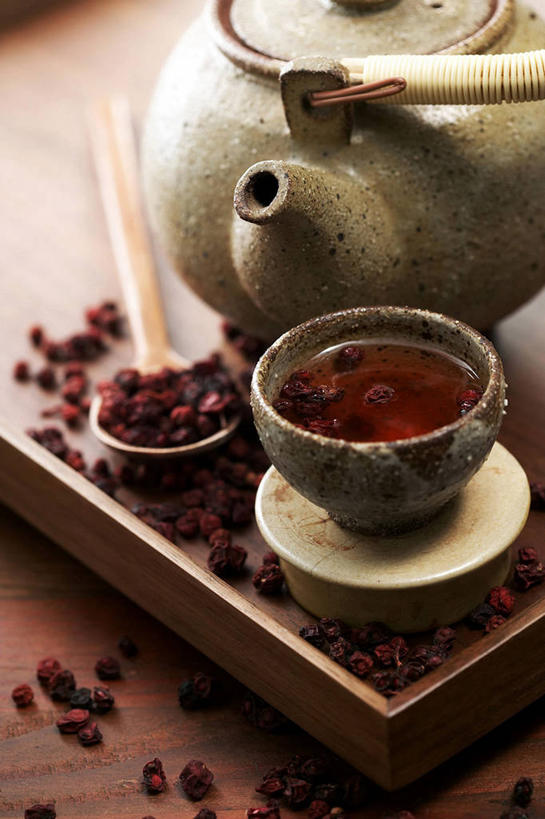 无人,竖图,俯视,室内,特写,白天,幸福,植物,茶,杯子,餐具,阴影,朦胧,模糊,反射,碟子,壶,盘,影子,陶瓷,茶叶,草药,药草,陶瓷制品,娱乐,中药,水壶,盘子,茶壶,容器,水杯,碟,享受,休闲,温馨,放松,乐趣,提神,舒适,醒脑,药材,中草药,中药材,本草,北五味子,秤砣子,五味子,茶杯,彩图,高角度拍摄