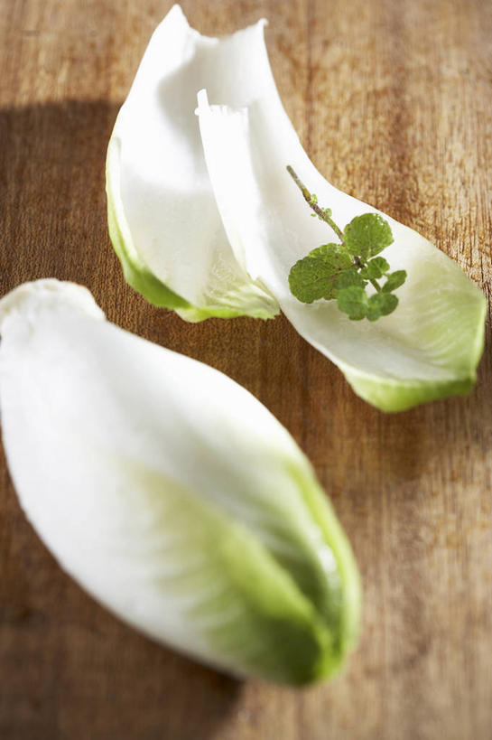 无人,竖图,俯视,室内,特写,白天,餐桌,桌子,蔬菜,阴影,新鲜,反射,影子,大白菜,食品,白菜,食物,有机食品,绿色食品,餐台,胶菜,镳菜,彩图,高角度拍摄