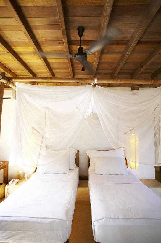 医院,竖图,室内,白天,正面,床,天花板,阴影,反射,木制,影子,墙,床单,被子,墙壁,墙面,木制品,单人床,被单,医疗机构,半身,彩图,病院,诊所