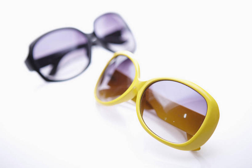 无人,横图,俯视,室内,特写,白天,白色背景,静物,阴影,朦胧,模糊,反射,墨镜,眼镜,影子,太阳镜,太阳眼镜,遮阳镜,摄影,影棚,两副,彩图,高角度拍摄,影棚拍摄,拍摄