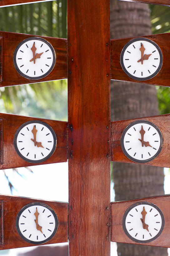 无人,竖图,室外,特写,白天,正面,阴影,时间,光线,木制,时钟,影子,柱子,计时,阳光,木制品,挂钟,钟表,表,钟,彩图