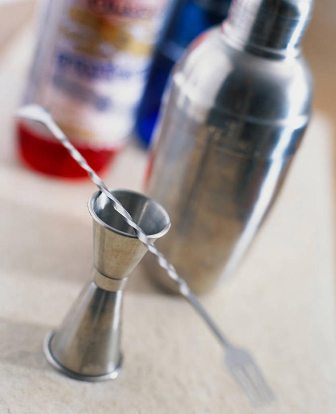 无人,竖图,俯视,室内,特写,白天,餐桌,桌子,金属制品,阴影,朦胧,模糊,反射,金属,影子,调酒器,玻璃制品,酒瓶,玻璃瓶,瓶子,容器,餐台,储藏,调酒壶,储存,调酒瓶,雪克杯,雪克壶,摇酒壶,摇酒器,彩图,高角度拍摄,贮存