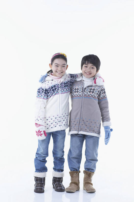 东方人,儿童,两个人,家庭,站,笑,微笑,露齿笑,竖图,室内,白天,白色背景,正面,毛衣,纯洁,鞋子,亚洲,阴影,服装,装饰,反射,头饰,影子,注视,休闲装,黄种人,靴子,小孩,衣服,发箍,发饰,饰品,手套,观察,看,站着,休闲,温暖,温馨,一家人,休闲服,可爱,童年,童趣,搭,摄影,服饰,影棚,头箍,观看,保暖,华丽,修饰,点缀,和睦,察看,雪地靴,搭着,关注,线衫,发卡,童真,烂漫,无邪,配饰,衬托,美观,雅致,雅观,毛线衣,绒线衣,天真,男孩,男人,男性,女孩,女人,女性,亚洲人,站立,彩图,全身,影棚拍摄,绒衣,套衫,套头毛衣,线衣,拍摄,融洽,男生,女生