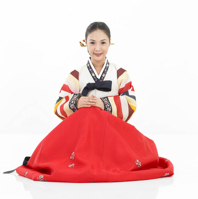 东方人,一个人,坐,笑,微笑,竖图,室内,白天,白色背景,正面,民族服装,亚洲,仅一个年轻女性,仅一个女性,仅一个人,阴影,装饰,反射,头饰,影子,注视,黄种人,发簪,发饰,饰品,观察,看,搭,摄影,服饰,影棚,观看,华丽,修饰,点缀,察看,搭着,关注,配饰,衬托,美观,雅致,雅观,簪子,尤物,朝鲜服,年轻女性,女人,女性,亚洲人,坐着,彩图,全身,影棚拍摄,传统服装,民俗服,拍摄,韩服,佳丽,丽人,美人