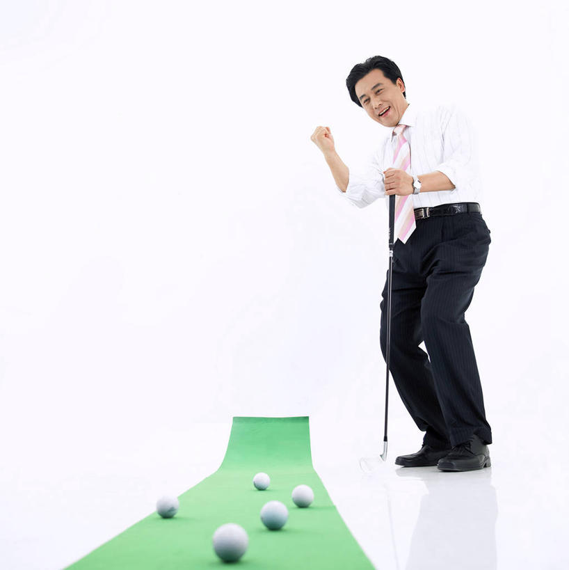东方人,一个人,商务人士,商务男性,站,蹲,笑,微笑,竖图,室内,白天,白色背景,侧面,衬衫,快乐,兴奋,骄傲,成功,胜利,亚洲,仅一个男性,仅一个人,仅一个中年男性,握,套装,高尔夫,高尔夫球,领带,注视,黄种人,垫子,观察,看,握拳,站着,自信,握着,摄影,影棚,观看,察看,高尔夫球杆,象征,庄重,关注,商务装,身份,工薪阶层,高尔夫运动,高尔夫球具,正式,地位,高尔夫球运动,男人,男性,中年男性,亚洲人,白领,上班族,蹲着,站立,彩图,全身,影棚拍摄,衬衣,欢乐,开心,拍摄,打击垫,高尔夫打击垫,高尔夫挥杆垫,挥杆垫