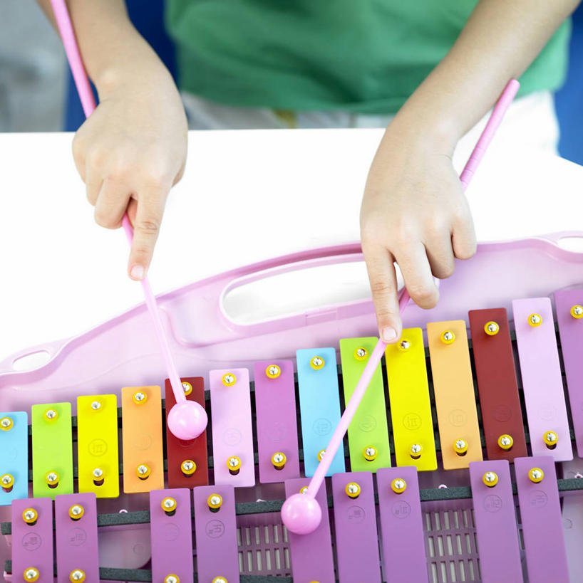 东方人,儿童,手,一个人,站,竖图,俯视,室内,特写,白天,纯洁,亚洲,双手,仅一个女性,仅一个人,敲打,握,阴影,服装,反射,木制,影子,乐器,休闲装,黄种人,小孩,衣服,绿色,木制品,站着,仅一个小孩,休闲,手部,休闲服,可爱,童年,童趣,握着,服饰,打击乐器,木琴,童真,烂漫,无邪,巴拉风,天真,女孩,女人,女性,亚洲人,孩子,木槌,站立,半身,彩图,高角度拍摄,女生