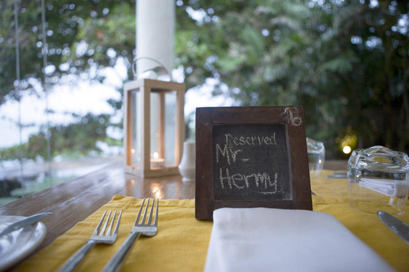 无人,餐厅,横图,室外,白天,正面,植物,餐桌,桌子,餐具,蜡烛,阴影,朦胧,模糊,光线,英文,标志,布料,叉子,火焰,文字,影子,烛光,字符,字母,燃烧,布纹,标识,桌布,树,树木,绿色,阳光,自然,餐巾,黑板,台布,点燃,教学,生长,成长,餐台,英文字母,餐叉,耐磨,教学黑板,进餐用具,餐桌布,彩图,餐馆,饭店,饭馆