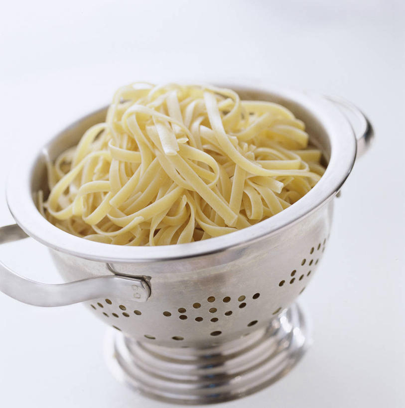 面食,面条,意大利面,无人,竖图,俯视,室内,特写,白天,白色背景,西餐,金属制品,一堆,许多,阴影,堆叠,堆积,反射,金属,影子,面,料理,食品,很多,食物,黄色,容器,西式,摄影,影棚,储藏,堆,储存,意粉,意面,彩图,高角度拍摄,影棚拍摄,拍摄,贮存