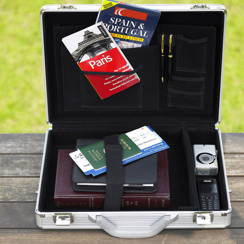 无人,竖图,俯视,室外,特写,白天,草地,草坪,植物,桌面,桌子,书籍,相机,阴影,光线,木制,英文,包,笔,标志,公文包,文字,影子,字符,字母,木桌,办公用品,标识,水笔,文具,草,拍照,绿色,阳光,本子,木制品,数码相机,学习用品,书本,摄影,公事包,英文字母,护照,文具用品,证明,通行,身份,书,图书,照相机,彩图,高角度拍摄,照相,木桌子