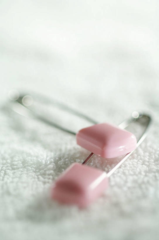 无人,竖图,俯视,室内,特写,白天,静物,阴影,朦胧,模糊,反射,影子,办公用品,别针,文具,两个,办公设备,文具用品,文化工具,彩图,高角度拍摄,安全别针