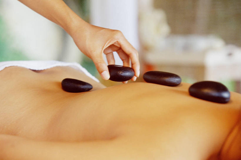 东方人,手,两个人,按摩师,横图,室内,白天,侧面,按摩,美容,石头,亚洲,护肤,握,阴影,朦胧,模糊,反射,石子,影子,黄种人,顾客,趴着,保养,享受,休闲,手部,鹅卵石,放松,握着,保健,单手,按摩石,养颜,主顾,热石疗法,年轻女性,女人,女性,亚洲人,石块,技师,趴,半身,彩图,保健人员