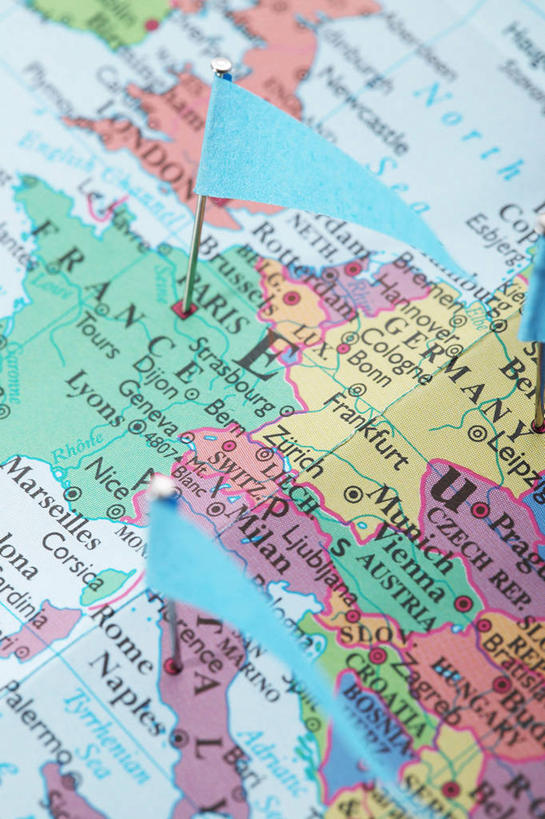 无人,竖图,俯视,室内,特写,白天,道路,静物,地图,旗帜,信息,英文,标志,文字,字符,字母,交通,方向,标识,旗子,引导,指引,英文字母,旌旗,旗号,彩图,高角度拍摄,导航