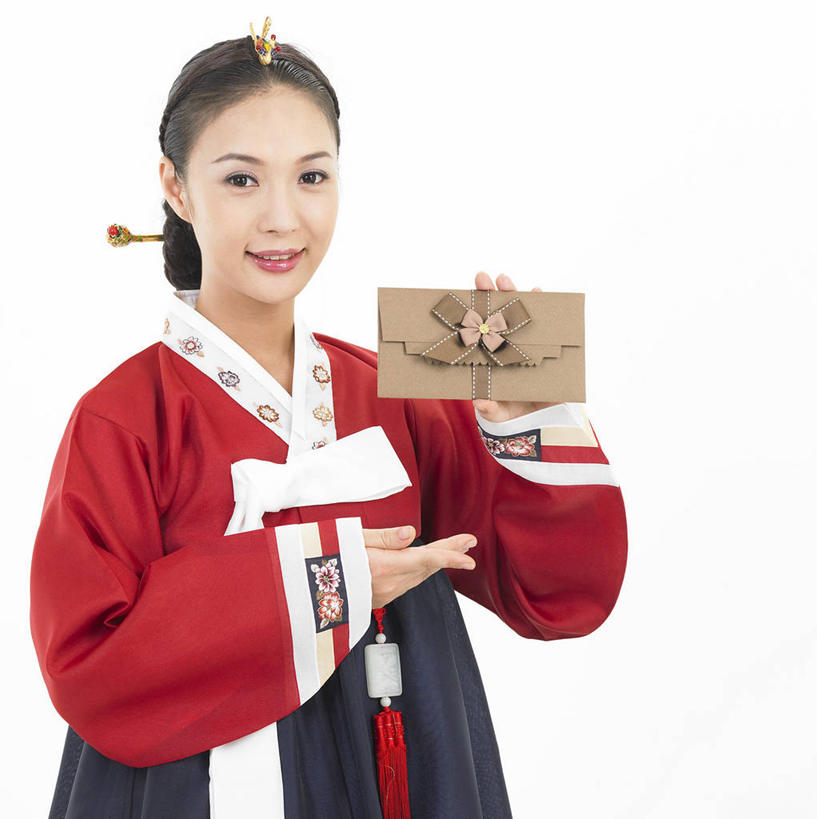 东方人,一个人,站,笑,微笑,露齿笑,竖图,室内,白天,白色背景,正面,民族服装,亚洲,仅一个年轻女性,仅一个女性,仅一个人,握,阴影,装饰,反射,丝绸,丝带,头饰,影子,缎带,注视,黄种人,发簪,绸带,一个,发饰,饰品,观察,看,站着,握着,摄影,服饰,影棚,单个,观看,华丽,修饰,点缀,察看,关注,请帖,书信,配饰,衬托,美观,雅致,雅观,簪子,朝鲜服,年轻女性,女人,女性,亚洲人,站立,半身,彩图,影棚拍摄,传统服装,民俗服,拍摄,简帖,韩服,请柬