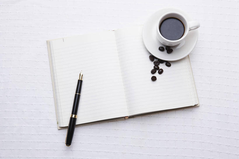 咖啡,无人,横图,俯视,室内,特写,白天,幸福,植物,豆,杯子,餐具,书籍,一本,阴影,反射,笔,瓷器,碟子,盘,影子,豆类,豆子,办公用品,钢笔,咖啡杯,陶瓷制品,一杯,娱乐,文具,饮料,盘子,学习用品,书本,碟,咖啡豆,打开,享受,休闲,温馨,放松,乐趣,文具用品,提神,舒适,开启,瓷杯,醒脑,豆科,咖啡拉花,软饮料,咖啡因,花式咖啡,书,图书,彩图,高角度拍摄