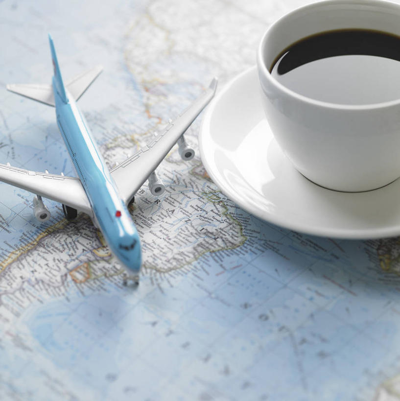 咖啡,无人,竖图,俯视,室内,特写,白天,幸福,海洋,飞机,杯子,餐具,地图,阴影,朦胧,模糊,反射,瓷器,碟子,盘,影子,世界地图,陆地,咖啡杯,陶瓷制品,交通,一杯,娱乐,航空,饮料,盘子,碟,交通工具,享受,休闲,温馨,放松,乐趣,运输,国家,一架,大陆,世界,提神,舒适,客机,载具,瓷杯,醒脑,大洋洲,版图,咖啡拉花,软饮料,花式咖啡,彩图,高角度拍摄