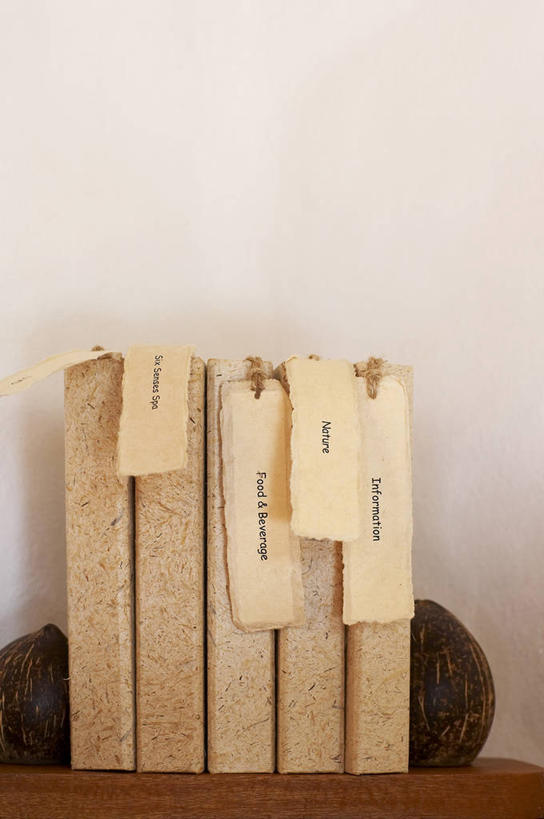 无人,竖图,室内,白天,正面,桌子,书籍,一排,阴影,整齐,反射,英文,标志,文字,影子,字符,字母,书签,五本,标识,书桌,排列,课桌,书本,英文字母,队列,书,图书,彩图