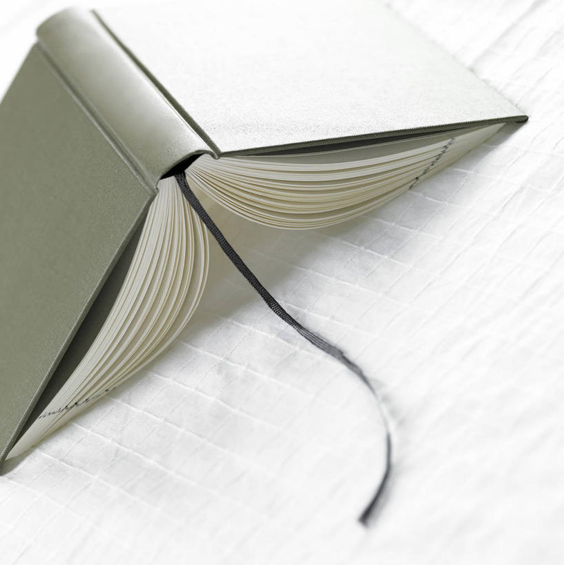 无人,竖图,室内,特写,白天,正面,桌面,桌子,静物,书籍,一本,阴影,反射,木制,影子,木桌,木制品,书本,打开,开启,书,图书,彩图,木桌子