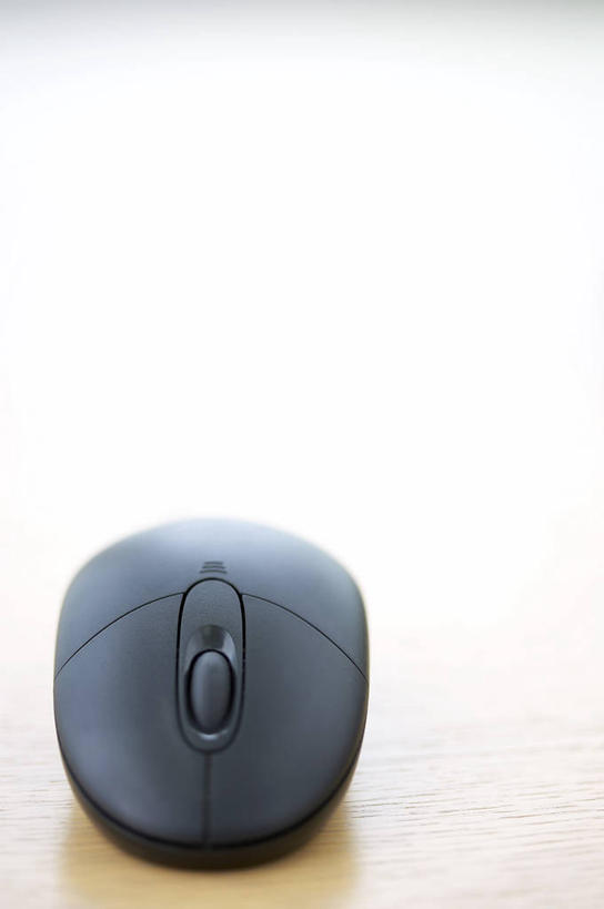 无人,竖图,室内,特写,白天,正面,鼠标,桌面,桌子,静物,阴影,反射,木制,影子,木桌,输入设备,一个,黑色,木制品,摄影,影棚,单个,彩图,影棚拍摄,拍摄,木桌子