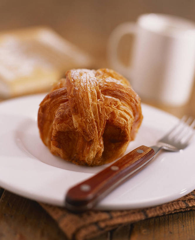 点心,无人,竖图,俯视,室内,特写,白天,餐桌,桌子,杯子,餐具,一把,阴影,朦胧,模糊,反射,叉子,瓷器,碟子,盘,影子,食品,泡芙,甜点,甜品,咖啡杯,陶瓷制品,食物,糕点,盘子,碟,甜食,餐台,瓷杯,餐叉,进餐用具,彩图,高角度拍摄