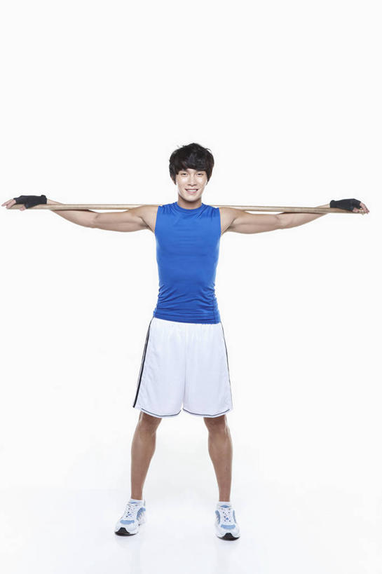 东方人,一个人,运动员,站,拉,伸展双臂,笑,微笑,露齿笑,竖图,室内,白天,白色背景,正面,运动服,亚洲,仅一个男性,仅一个人,握,服装,拿,拿着,注视,黄种人,运动器械,仅一个年轻男性,衣服,观察,看,站着,健身器械,握着,摄影,服饰,影棚,观看,察看,衣着,穿着,关注,健身器材,阻力带,衣饰,男人,男性,年轻男性,亚洲人,体育运动员,运动选手,敞开双臂,伸开双臂,展开双肩,站立,张开手臂,张开双臂,彩图,全身,影棚拍摄,拍摄,运动器材,运动装