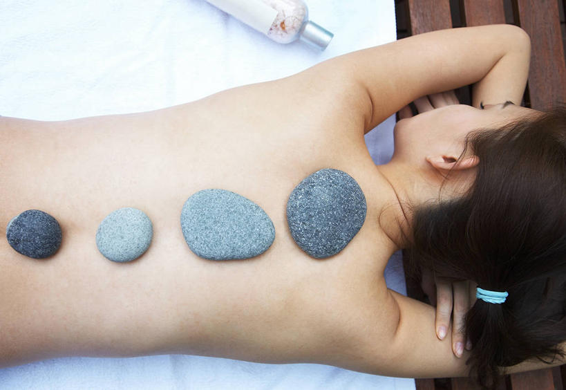 东方人,一个人,横图,俯视,室内,白天,按摩,美容,石头,床,亚洲,仅一个年轻女性,仅一个女性,仅一个人,一排,护肤,整齐,石子,床单,黄种人,被子,裸露,排列,趴着,保养,享受,休闲,鹅卵石,放松,保健,被单,队列,裸,按摩石,养颜,按摩床,热石疗法,年轻女性,女人,女性,亚洲人,石块,趴,半身,彩图,高角度拍摄,搓背床,理疗床,美容床,指压床