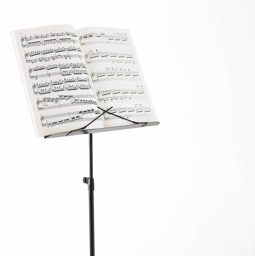 无人,竖图,室内,特写,白天,白色背景,正面,静物,书籍,乐谱,五线谱,音乐,架子,摄影,影棚,节拍,音符,乐谱架,符头,符干,符尾,乐章,彩图,影棚拍摄,拍摄