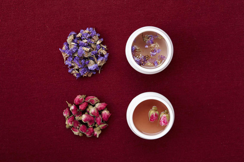 无人,横图,俯视,室内,特写,白天,爱情,幸福,纯洁,热情,茶,玫瑰,杯子,阴影,红色背景,盛开,反射,影子,陶瓷,茶叶,玫瑰花,陶瓷制品,饮品,浪漫,花蕾,娱乐,花,花瓣,花朵,鲜花,两个,红色,紫色,水杯,香草,花茶,花苞,花蕊,薰衣草,享受,休闲,温暖,温馨,恩爱,放松,乐趣,保健,养生,摄影,红玫瑰,影棚,花草茶,和睦,舒适,感动,呼吸,灵香草,黄香草,尊敬,玫瑰花茶,香花茶,香片,熏花茶,奇迹,天真,刺玫花,徘徊花,茶杯,彩图,高角度拍摄,影棚拍摄,拍摄,融洽