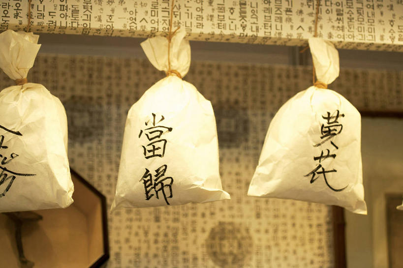 无人,横图,室内,特写,白天,正面,植物,当归,袋子,吊挂,悬挂,布袋,根,草药,药草,挂,中药,容器,储藏,储存,药材,中草药,中药材,本草,黄芪,云归,西当归,秦归,岷当归,彩图,百本,百药棉,独椹,黄耆,棉芪,蜀脂,贮存