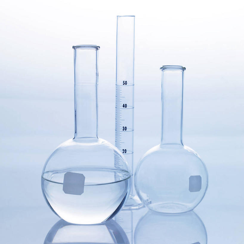 无人,竖图,室内,特写,白天,正面,实验,仪器,水,杯子,阴影,研究,透明,反射,分析,化学,测试,量筒,烧瓶,液体,影子,水滴,玻璃制品,两个,玻璃瓶,瓶子,器皿,摄影,影棚,玻璃仪器,试验耗材,实验用品,圆底烧瓶,玻璃杯,彩图,影棚拍摄,拍摄