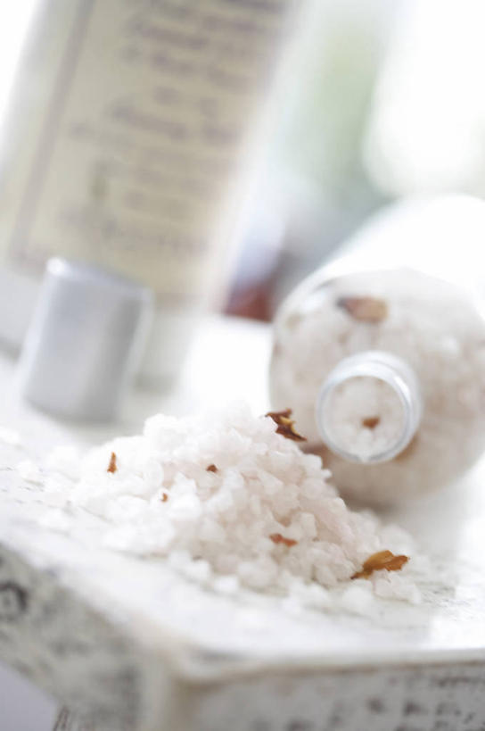 无人,竖图,室内,特写,白天,正面,化妆,美容,静物,护肤,朦胧,模糊,玻璃制品,一个,玻璃瓶,瓶子,洗浴用品,清洁,保养,享受,休闲,放松,保健,单个,浴盐,护肤品,护肤用品,舒缓,养颜,去污,紧肤,嫩肤,洗涤,彩图