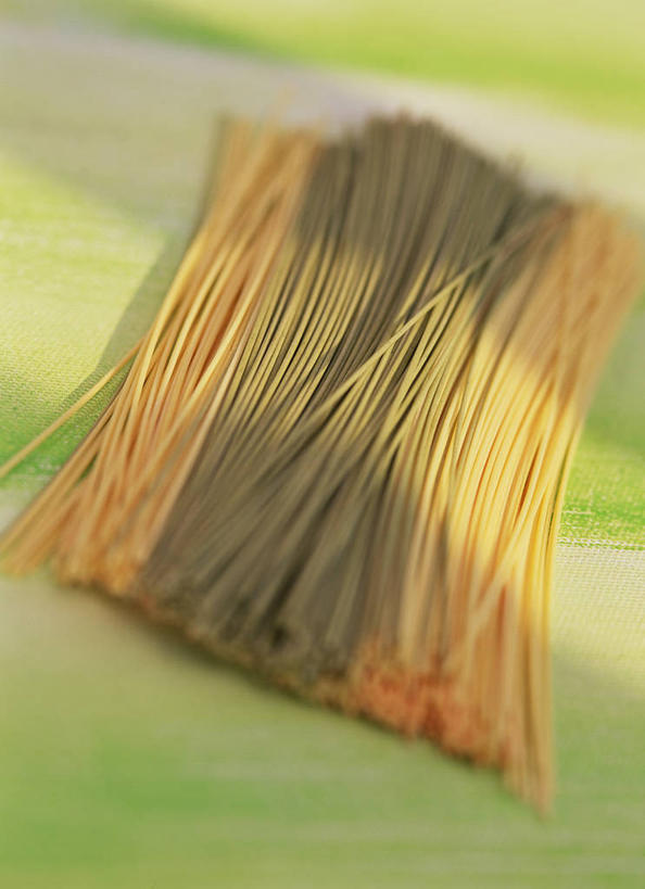 面食,面条,意大利面,无人,竖图,俯视,室内,特写,白天,西餐,一堆,许多,绿色背景,阴影,堆叠,堆积,反射,影子,面,料理,食品,很多,食物,黄色,绿色,西式,摄影,影棚,堆,意粉,意面,彩图,高角度拍摄,影棚拍摄,拍摄