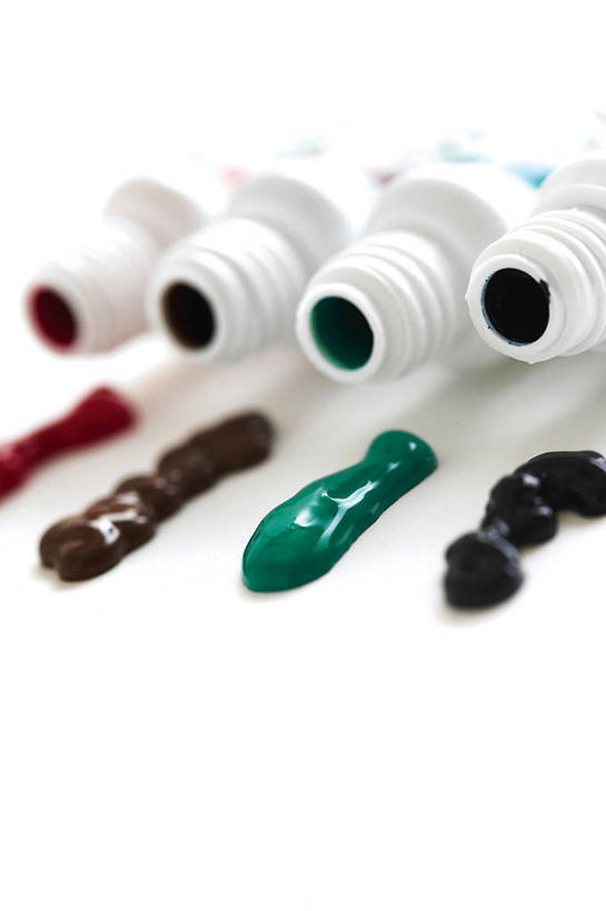 无人,竖图,室内,特写,白天,白色背景,正面,静物,一排,整齐,褐色,排列,红色,绿色,黑色,摄影,影棚,颜料,队列,彩图,影棚拍摄,拍摄