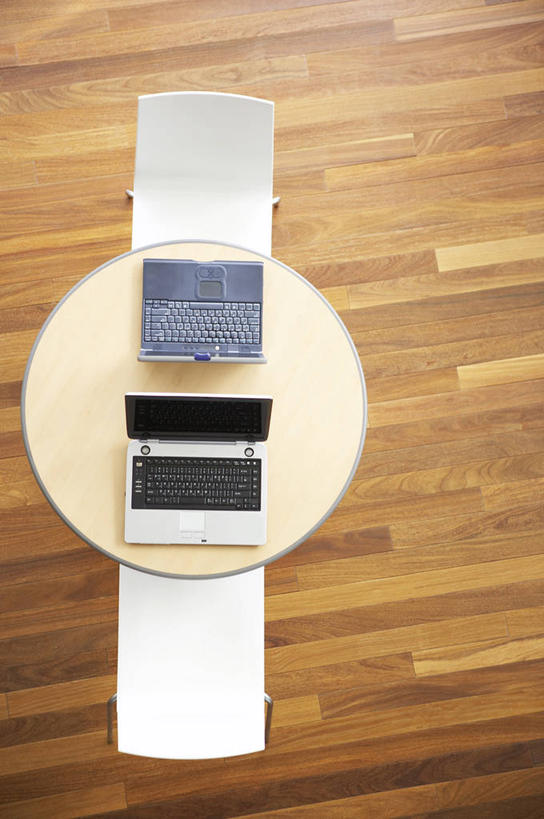 无人,办公室,竖图,俯视,室内,白天,电脑,笔记本电脑,地板,家具,桌子,静物,椅子,网络,办公桌,木椅,地面,通讯设备,木地板,两台,无线,通信设备,无线网络,无线上网,便携式电脑,办公家具,手提电脑,彩图,高角度拍摄