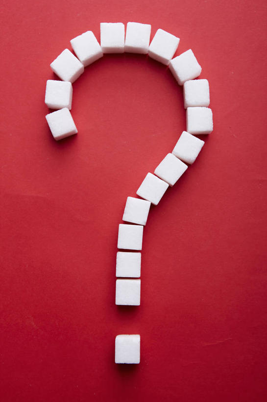 无人,竖图,俯视,室内,特写,白天,静物,一排,许多,阴影,红色背景,整齐,反射,标志,图形,文字,影子,字符,字母,很多,几何,立方体,正方体,标识,排列,白色,摄影,影棚,问号,队列,数学,彩图,高角度拍摄,影棚拍摄,拍摄,几何图形,立体几何,立体图形,正六面体