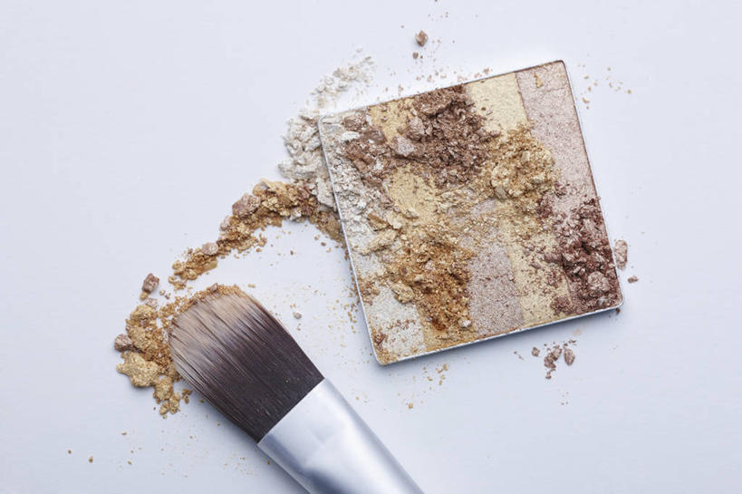 无人,横图,俯视,室内,特写,白天,白色背景,静物,一把,阴影,反射,粉饼,影子,化妆品,化妆刷,刷子,摄影,影棚,修饰,美容工具,护肤品,化妆用品,护肤用品,遮盖,彩妆刷,化妆工具,吸脂,蜜粉刷,彩图,高角度拍摄,影棚拍摄,拍摄,防晒