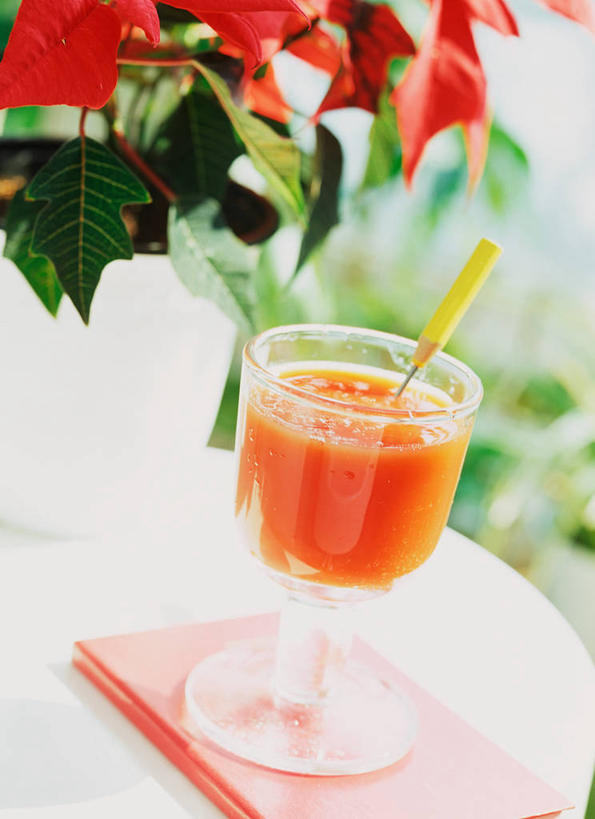 无人,竖图,俯视,室内,特写,白天,餐桌,桌子,萝卜,胡萝卜,杯子,阴影,朦胧,模糊,反射,影子,勺子,饮品,一杯,蔬菜汁,玻璃制品,饮料,两个,水杯,调羹,汤匙,餐台,胡萝卜汁,可口,黄萝卜,番萝卜,适口,玻璃杯,红萝卜,甘荀,彩图,高角度拍摄,丁香萝卜,胡芦菔金,金笋