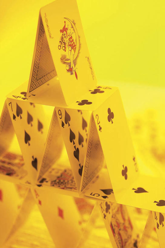 无人,竖图,室内,特写,白天,正面,游戏,赌博,贪欲,竞争,静物,扑克牌,纸牌,玩具,扑克,一排,黄色背景,整齐,标志,数字,文字,字符,玩,娱乐,标识,刺激,排列,休闲,摄影,阿拉伯数字,影棚,活动,堆,队列,发泄,消遣,智力,赌具,投机,侥幸,欲望,宣泄,玩耍,嬉戏,彩图,影棚拍摄,拍摄,房子,纸牌房子,纸牌屋,胜负,输赢