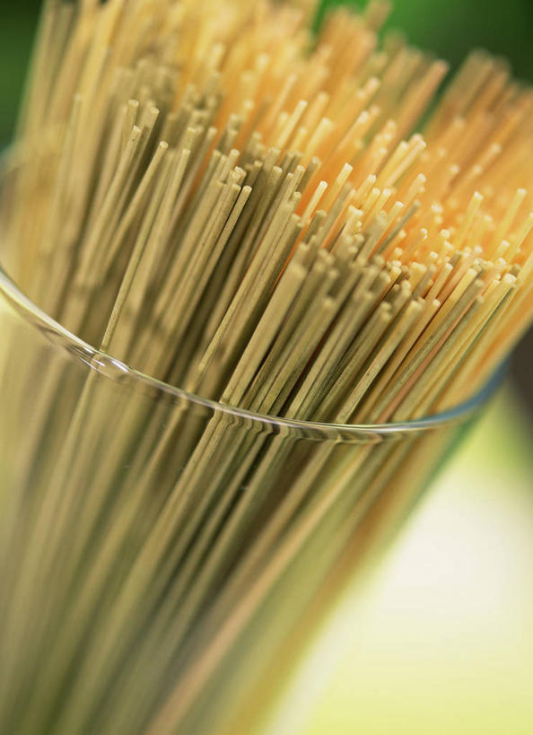 面食,面条,意大利面,无人,竖图,俯视,室内,特写,白天,西餐,许多,阴影,朦胧,模糊,反射,影子,面,料理,食品,很多,食物,西式,意粉,意面,彩图,高角度拍摄