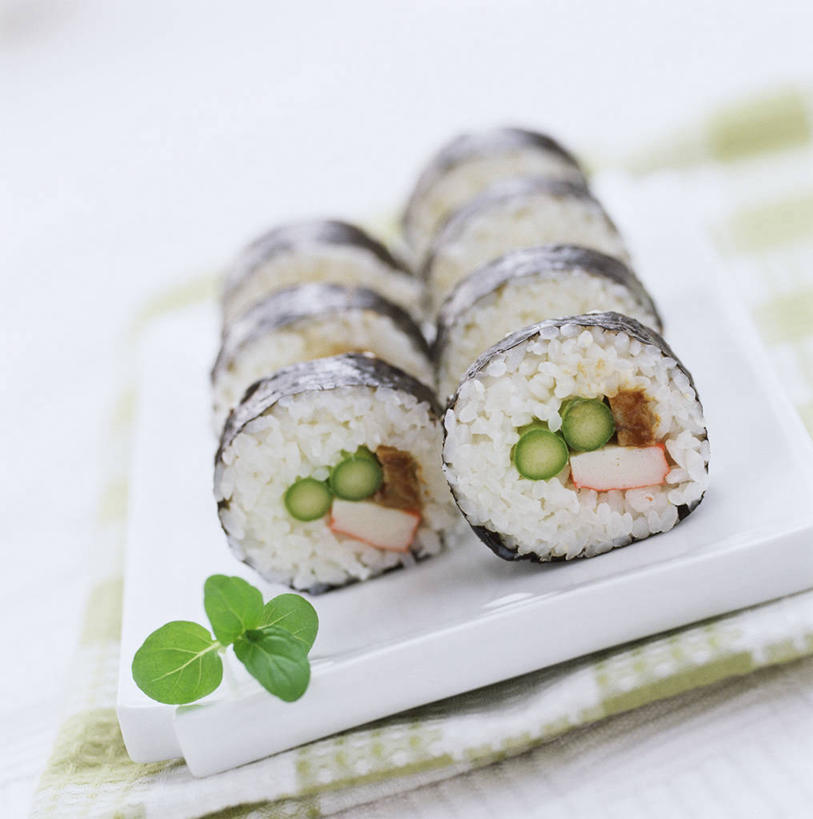 米饭,寿司,无人,竖图,俯视,室内,特写,白天,烹饪,餐桌,桌子,黄瓜,蔬菜,餐具,许多,切开,阴影,朦胧,模糊,新鲜,反射,布料,碟子,盘,影子,海苔,日本料理,料理,食品,紫菜,饭,很多,布纹,菜肴,美食,桌布,食物,白色,盘子,餐巾,碟,台布,日式料理,切,日式,佳肴,有机食品,绿色食品,餐台,五谷,醋饭,剖面,切面,四喜饭,青瓜,胡瓜,餐桌布,彩图,高角度拍摄,条斑紫菜