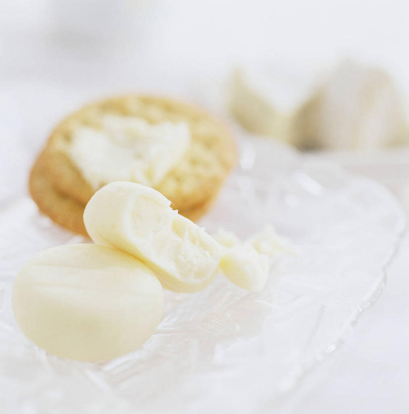 点心,奶酪,无人,竖图,俯视,室内,特写,白天,阴影,朦胧,模糊,反射,影子,干酪,起司,食品,芝士,营养,食物,饼干,零食,乳酪,乳制品,发酵,马苏里拉,马苏里拉奶酪,马祖里拉,莫扎雷拉,莫兹瑞拉,莫扎里拉,彩图,高角度拍摄