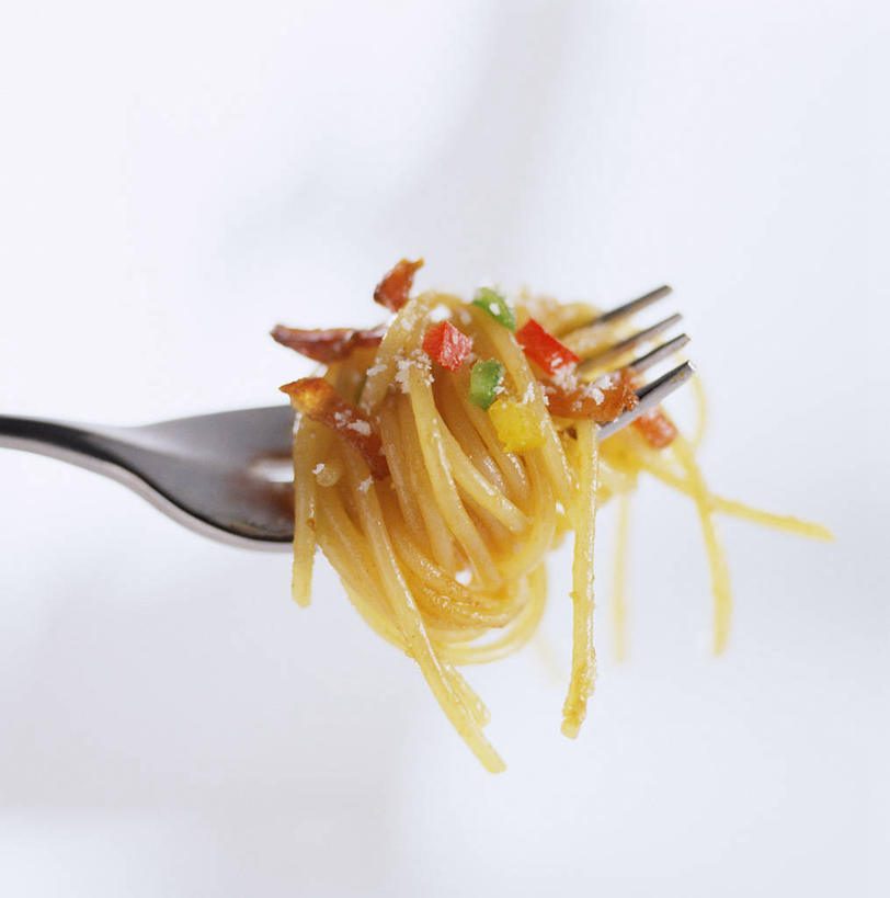 面食,面条,意大利面,无人,竖图,室内,特写,白天,白色背景,正面,西餐,餐具,一把,许多,叉子,调味,面,香料,佐料,料理,食品,很多,食物,西式,摄影,影棚,配料,意粉,餐叉,意面,作料,进餐用具,彩图,影棚拍摄,拍摄