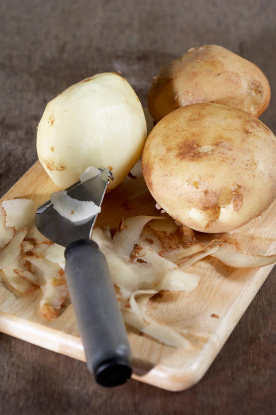 无人,竖图,俯视,室内,特写,白天,餐桌,桌子,蔬菜,土豆,金属制品,阴影,新鲜,反射,金属,工具,影子,食品,案板,刀具,砧板,食物,刀,有机食品,绿色食品,餐台,削皮器,馍馍蛋,去皮,洋芋,山药蛋,马铃薯,彩图,高角度拍摄