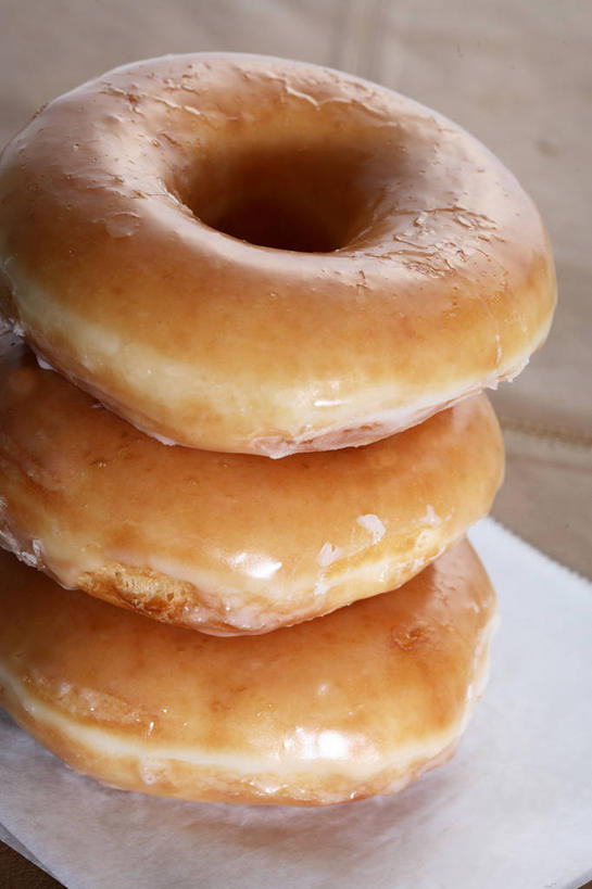 点心,面包,无人,竖图,俯视,室内,特写,白天,一堆,阴影,堆叠,堆积,反射,影子,食品,面点,食物,糕点,三个,甜甜圈,堆,多纳滋面包,唐纳滋,面包圈,彩图,高角度拍摄