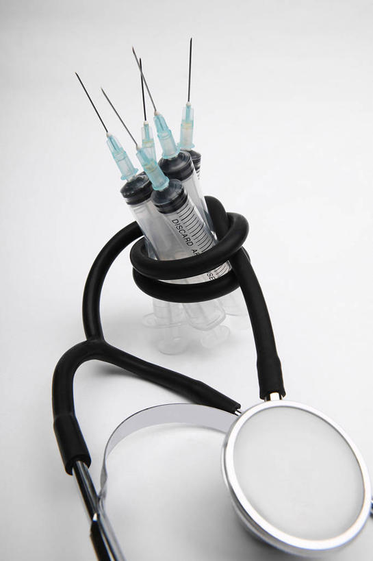 无人,竖图,俯视,室内,特写,白天,白色背景,静物,阴影,反射,影子,三个,一个,听诊器,针管,针筒,注射,摄影,影棚,单个,医疗,医疗设备,注射器,医疗器械,医疗工具,检测工具,彩图,高角度拍摄,影棚拍摄,拍摄