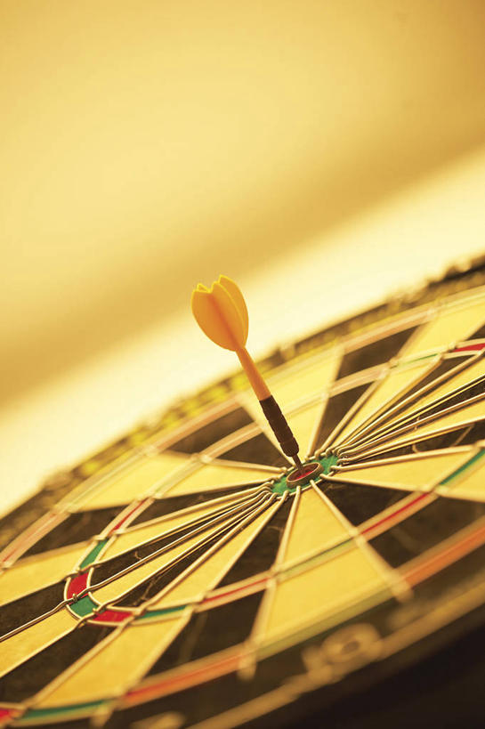 无人,竖图,室内,特写,白天,正面,成功,胜利,静物,朦胧,模糊,飞镖,一个,单个,靶心,瞄准,镖针,飞镖运动,彩图