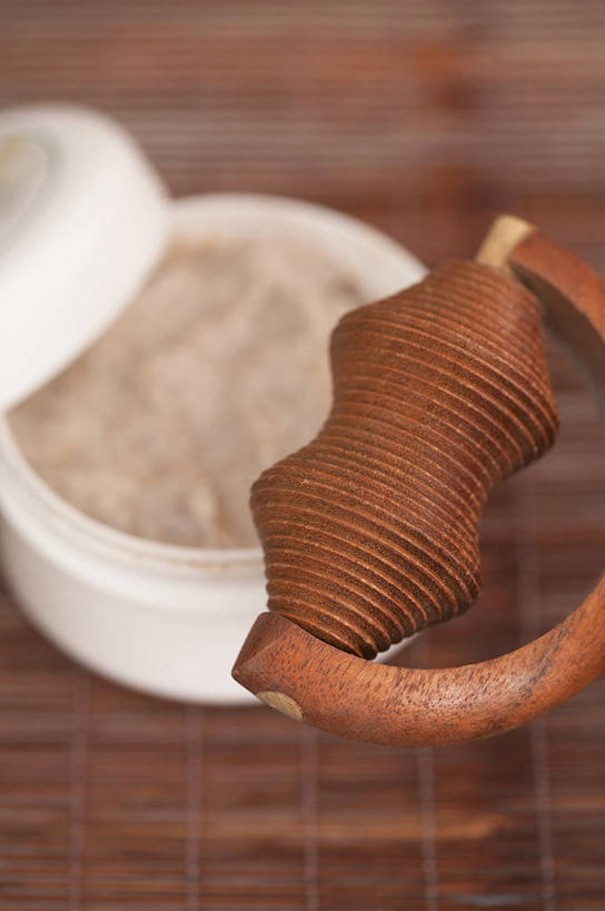 无人,竖图,俯视,室内,特写,白天,按摩,美容,桌面,桌子,静物,朦胧,模糊,木制,器材,塑料,木桌,盒子,精油,木制品,容器,塑料制品,香薰,享受,健康,放松,保健,芳香疗法,储藏,减肥,储存,舒心,舒缓,香薰精油,养颜,指压,减压,香薰疗法,植物精油,彩图,高角度拍摄,推拿,保健器材,瘦脸按摩器,木桌子,贮存