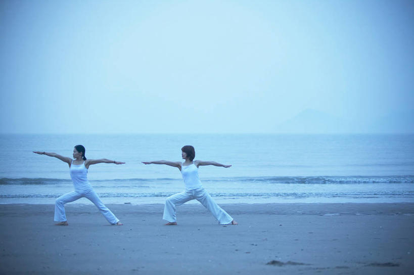 东方人,两个人,伙伴,朋友,站,伸展双臂,横图,室外,白天,正面,锻炼,瑜伽,友谊,运动,日出,海浪,海洋,沙滩,太阳,吊带,亚洲,服装,沙子,海岸,浪花,水平线,辽阔,朝霞,晨曦,海平线,黎明,沙地,注视,吊带衫,黄种人,衣服,阳光,海水,观察,看,站着,广阔,养生,服饰,观看,张开双腿,一望无际,察看,衣着,穿着,关注,海景,衣饰,无边无际,一马平川,展开双腿,体育,友情,年轻女性,女人,女性,亚洲人,大海,风浪,海,海水的波动,海滩,近岸浪,涌浪,朝阳,敞开双臂,伸开双臂,展开双肩,站立,张开手臂,张开双臂,彩图,全身,健身,卯时,破晓,日始,勇士二式,勇士式,水天相接,水天一线,伸展双腿