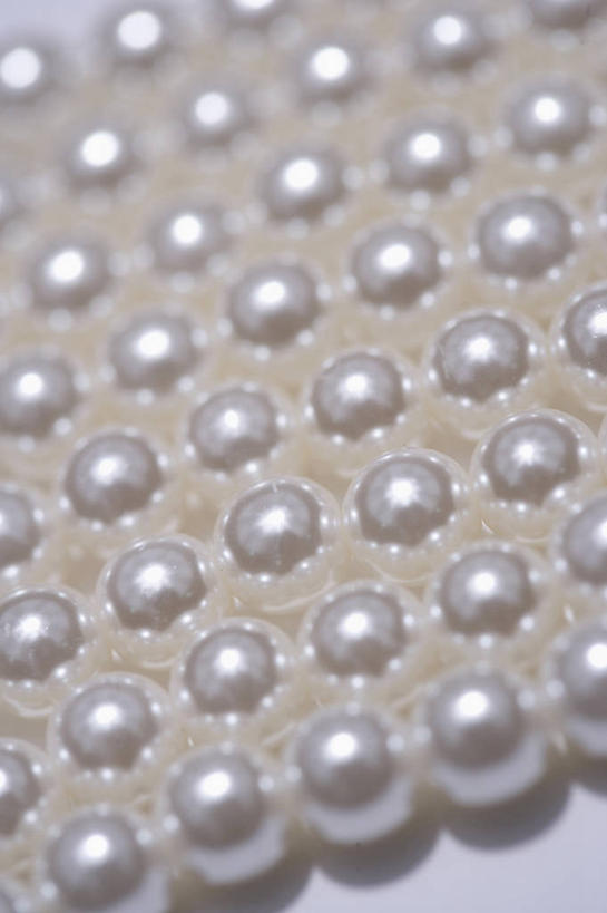 无人,竖图,俯视,室内,特写,白天,白色背景,幸福,纯洁,静物,一排,阴影,整齐,并列,并排,反射,影子,珍珠,排列,白色,健康,摄影,影棚,贵重,卫生,珍贵,富有,队列,平行,纯真,洁净,光明,恬静,中间色,朴素,清白,宝贵,有机宝石,彩图,高角度拍摄,影棚拍摄,拍摄,白珍珠