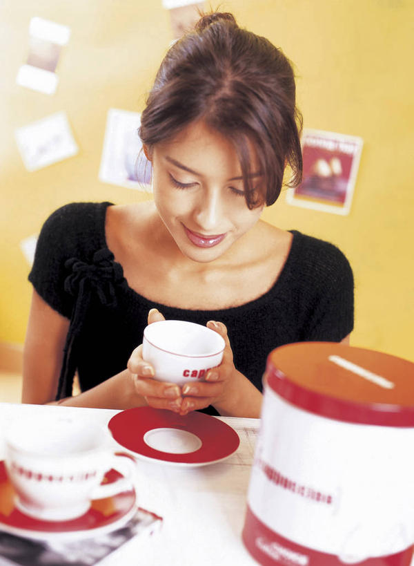 东方人,一个人,坐,闭眼,捧,笑,微笑,露齿笑,竖图,照片,室内,白天,正面,餐桌,桌子,杯子,餐具,亚洲,仅一个年轻女性,仅一个女性,仅一个人,服装,昆虫,蚕,瓷器,碟子,盘,咖啡杯,陶瓷制品,休闲装,黄种人,衣服,动物,盘子,碟,休闲,休闲服,摄影,服饰,餐台,瓷杯,益虫,家蚕,蚕宝宝,桑蚕,年轻女性,女人,女性,亚洲人,相片,闭眼睛,闭着眼,闭着眼睛,端,端着,捧着,手捧,坐着,半身,彩图,拍摄,照相